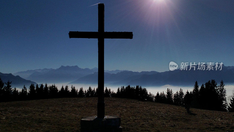 在欧洲瑞士Vevey Vaud山上的基督十字架
